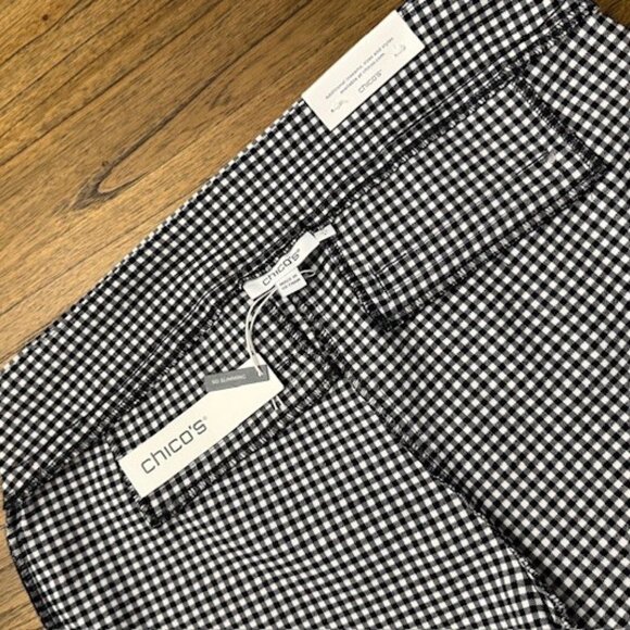 CHICO'S So Slimming Brigitte Slim Leg Capri - Picture 15 of 15